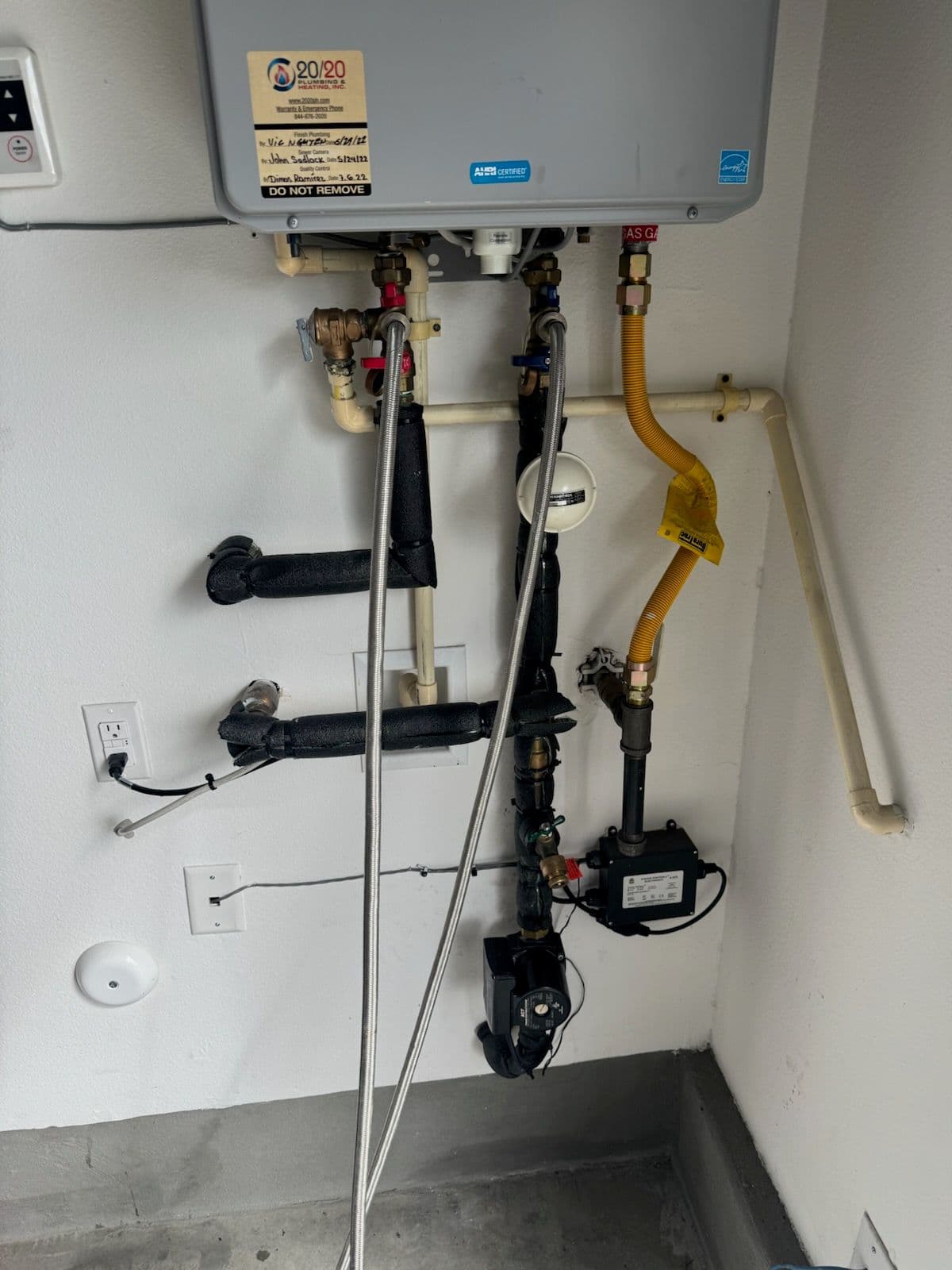 Tankless Water Heater Descaling in La Miranda image